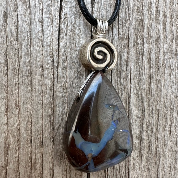 Boulder Opal Holds Earth, Water and Fire Elements. Brings a Zest Life. - Picture 4 of 9